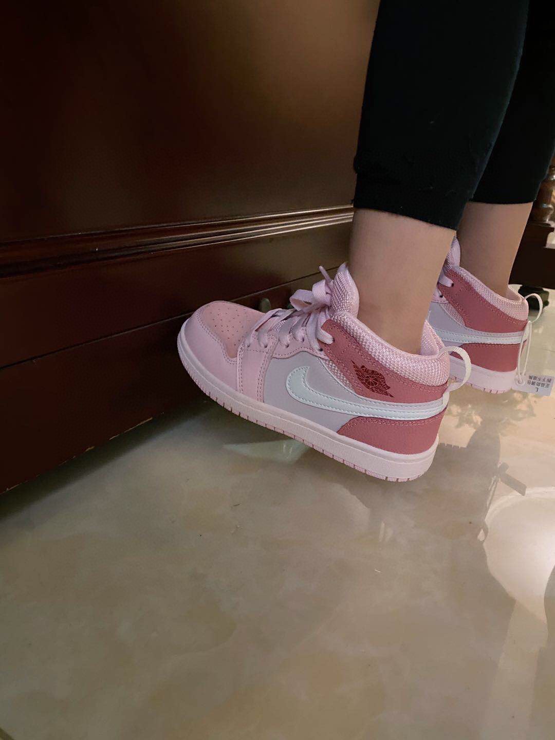 图片[6]-‼️活动价‼️‼️‼️ 乔一头层中帮系带儿童运动鞋 尺码：22-37码 优质皮料拼接，质感柔软细腻☁️ 经典中帮款式，上脚敲帅气🆒 附赠一对鞋带扣，穿脱更加方便✌🏻 橡胶耐磨防滑大底，脚感不言而喻✔️-选品中心