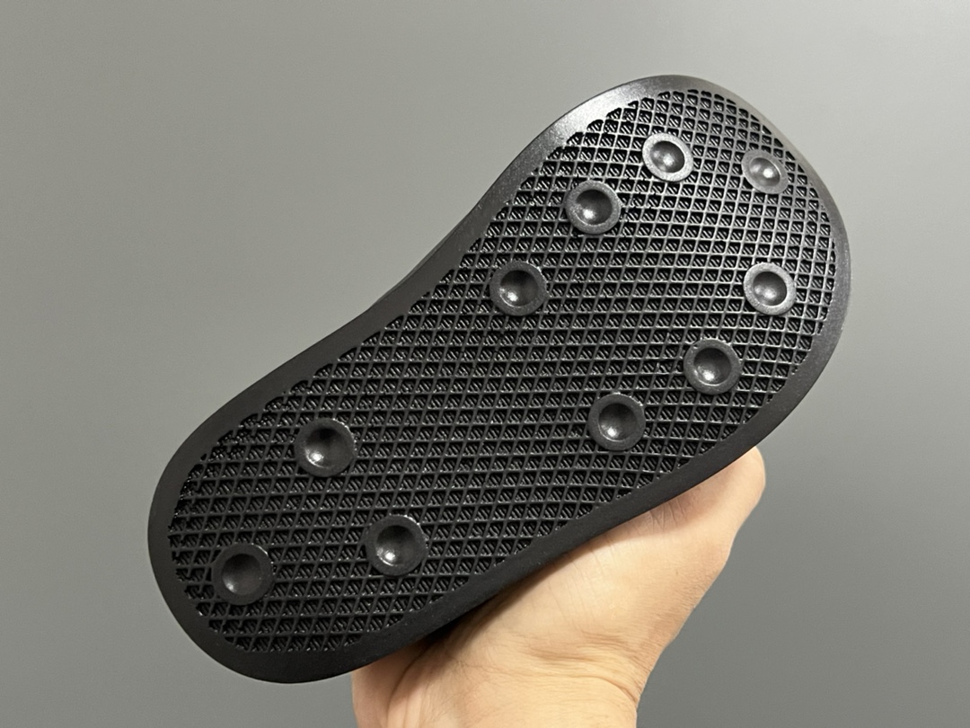 图片[5]-原单版A家新款面包儿童一脚蹬休闲鞋 尺码：28-38码 经典面包鞋系列，丑萌丑萌哒😍 空气棉面料，舒适不闷脚✌🏻 一脚蹬款式设计，穿脱方便✔️ 耐磨防滑大底，脚感超赞👍🏻-选品中心