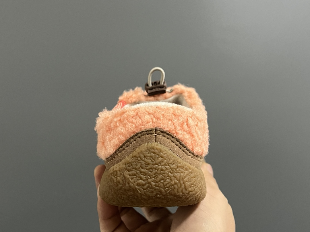 图片[7]-成人鞋 加绒款KEEN潮牌HOWSER保暖一脚蹬女鞋 KEEN小羊蹄🐑丑萌丑萌滴～ 鞋面采用毛茸茸的羊羔毛/毛毛 摸起来软软糯糯，超舒适❄️ 一脚蹬➕抽绳设计，穿脱方便✌🏻 超软橡胶大底，脚感超舒服☁️ 搭配堆堆袜，日韩系穿搭get✔️ 尺码：35 36 37 38 39-选品中心