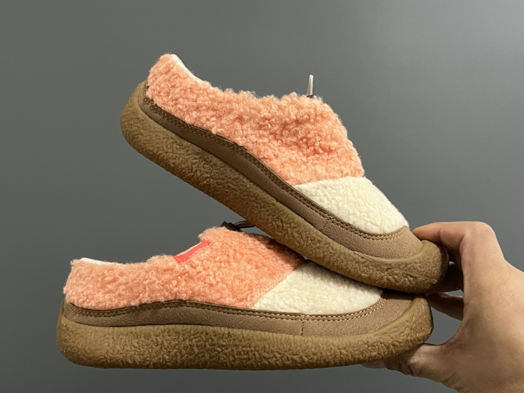 图片[9]-成人鞋 加绒款KEEN潮牌HOWSER保暖一脚蹬女鞋 KEEN小羊蹄🐑丑萌丑萌滴～ 鞋面采用毛茸茸的羊羔毛/毛毛 摸起来软软糯糯，超舒适❄️ 一脚蹬➕抽绳设计，穿脱方便✌🏻 超软橡胶大底，脚感超舒服☁️ 搭配堆堆袜，日韩系穿搭get✔️ 尺码：35 36 37 38 39-选品中心