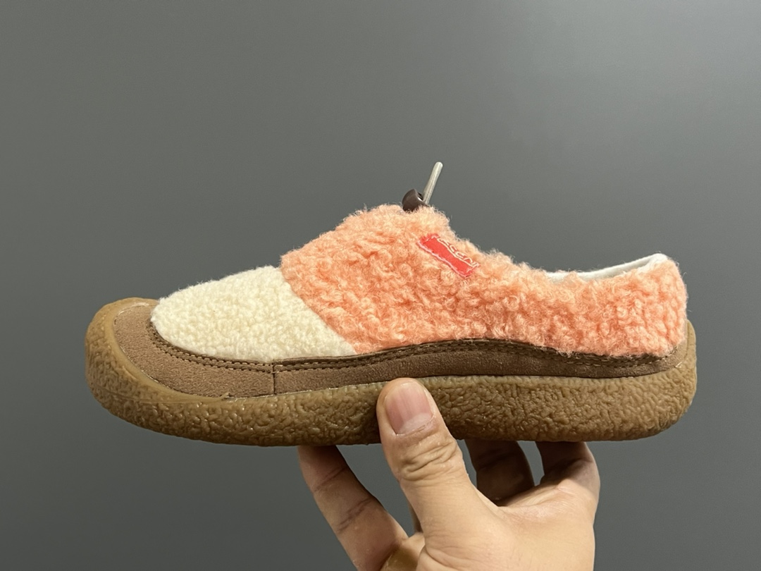 图片[4]-成人鞋 加绒款KEEN潮牌HOWSER保暖一脚蹬女鞋 KEEN小羊蹄🐑丑萌丑萌滴～ 鞋面采用毛茸茸的羊羔毛/毛毛 摸起来软软糯糯，超舒适❄️ 一脚蹬➕抽绳设计，穿脱方便✌🏻 超软橡胶大底，脚感超舒服☁️ 搭配堆堆袜，日韩系穿搭get✔️ 尺码：35 36 37 38 39-选品中心