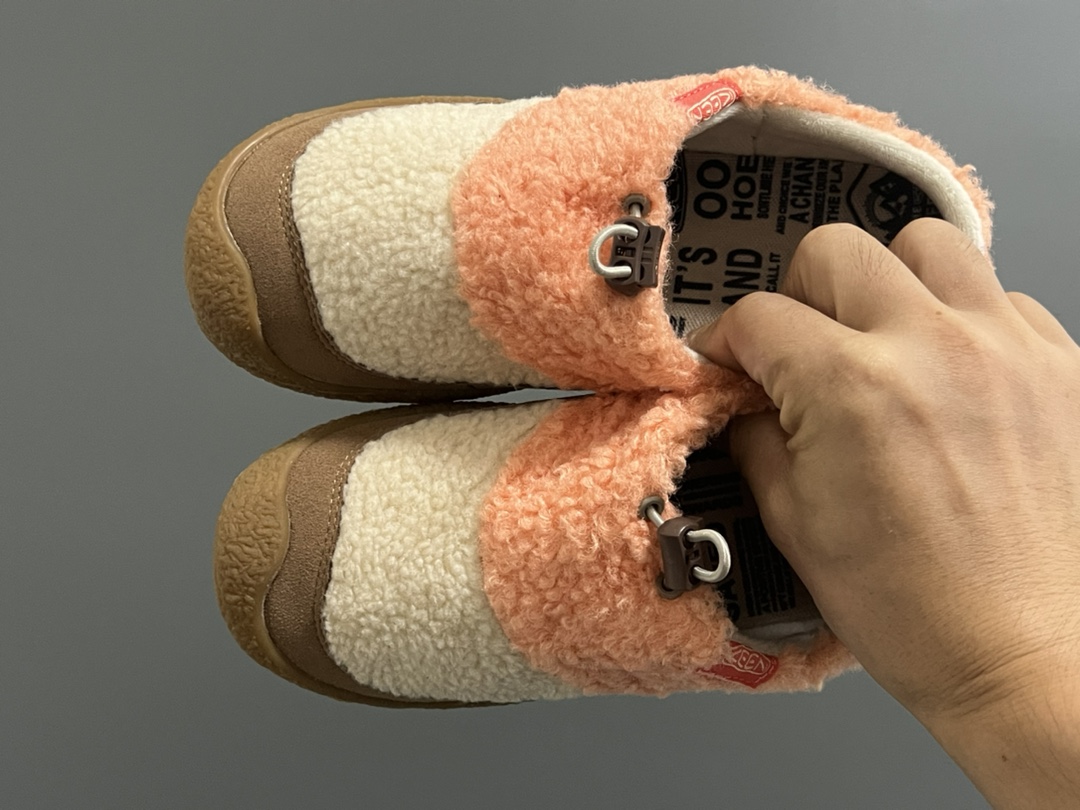 成人鞋 加绒款KEEN潮牌HOWSER保暖一脚蹬女鞋 KEEN小羊蹄🐑丑萌丑萌滴～ 鞋面采用毛茸茸的羊羔毛/毛毛 摸起来软软糯糯，超舒适❄️ 一脚蹬➕抽绳设计，穿脱方便✌🏻 超软橡胶大底，脚感超舒服☁️ 搭配堆堆袜，日韩系穿搭get✔️ 尺码：35 36 37 38 39-选品中心