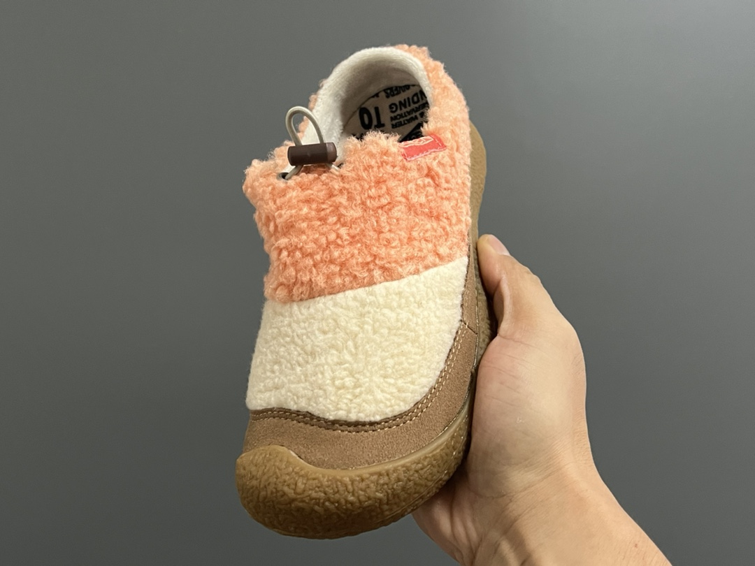 图片[3]-成人鞋 加绒款KEEN潮牌HOWSER保暖一脚蹬女鞋 KEEN小羊蹄🐑丑萌丑萌滴～ 鞋面采用毛茸茸的羊羔毛/毛毛 摸起来软软糯糯，超舒适❄️ 一脚蹬➕抽绳设计，穿脱方便✌🏻 超软橡胶大底，脚感超舒服☁️ 搭配堆堆袜，日韩系穿搭get✔️ 尺码：35 36 37 38 39-选品中心
