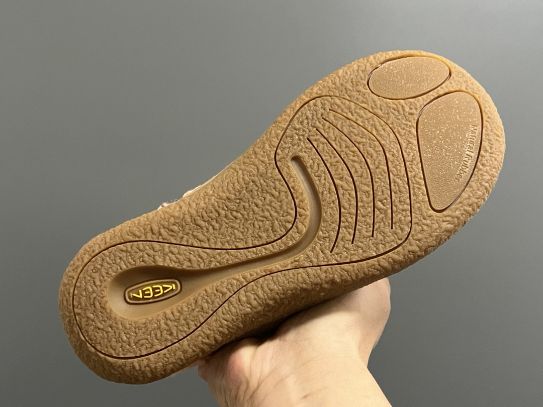 图片[5]-成人鞋 加绒款KEEN潮牌HOWSER保暖一脚蹬女鞋 KEEN小羊蹄🐑丑萌丑萌滴～ 鞋面采用毛茸茸的羊羔毛/毛毛 摸起来软软糯糯，超舒适❄️ 一脚蹬➕抽绳设计，穿脱方便✌🏻 超软橡胶大底，脚感超舒服☁️ 搭配堆堆袜，日韩系穿搭get✔️ 尺码：35 36 37 38 39-选品中心