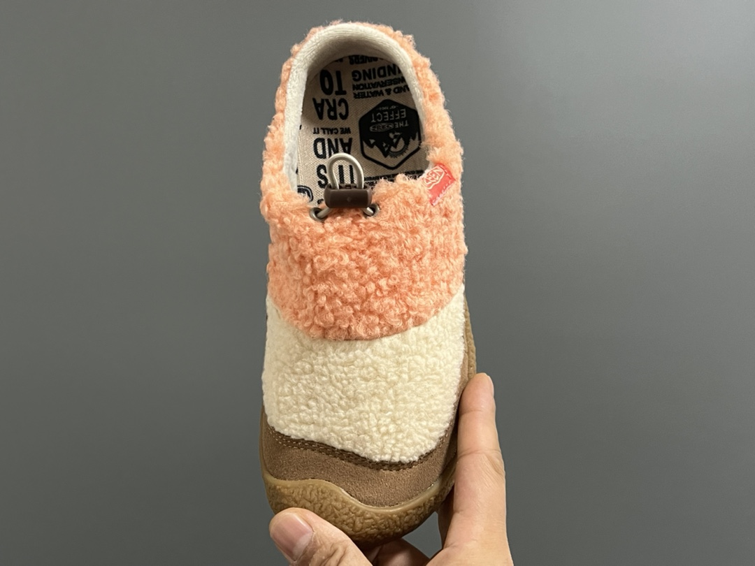 图片[8]-成人鞋 加绒款KEEN潮牌HOWSER保暖一脚蹬女鞋 KEEN小羊蹄🐑丑萌丑萌滴～ 鞋面采用毛茸茸的羊羔毛/毛毛 摸起来软软糯糯，超舒适❄️ 一脚蹬➕抽绳设计，穿脱方便✌🏻 超软橡胶大底，脚感超舒服☁️ 搭配堆堆袜，日韩系穿搭get✔️ 尺码：35 36 37 38 39-选品中心