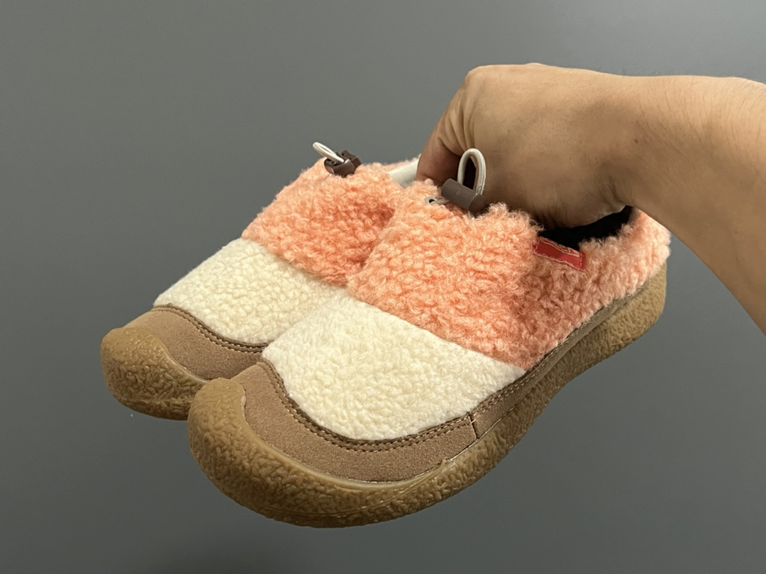 图片[2]-成人鞋 加绒款KEEN潮牌HOWSER保暖一脚蹬女鞋 KEEN小羊蹄🐑丑萌丑萌滴～ 鞋面采用毛茸茸的羊羔毛/毛毛 摸起来软软糯糯，超舒适❄️ 一脚蹬➕抽绳设计，穿脱方便✌🏻 超软橡胶大底，脚感超舒服☁️ 搭配堆堆袜，日韩系穿搭get✔️ 尺码：35 36 37 38 39-选品中心