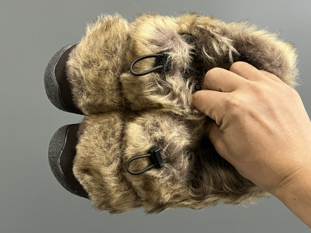 图片[2]-成人款 加绒款KEEN潮牌HOWSER保暖一脚蹬女鞋 KEEN小羊蹄🐑丑萌丑萌滴～ 鞋面采用毛茸茸的羊羔毛/毛毛 摸起来软软糯糯，超舒适❄️ 一脚蹬➕抽绳设计，穿脱方便✌🏻 超软橡胶大底，脚感超舒服☁️ 搭配堆堆袜，日韩系穿搭get✔️ 尺码：35 36 37 38 39-选品中心