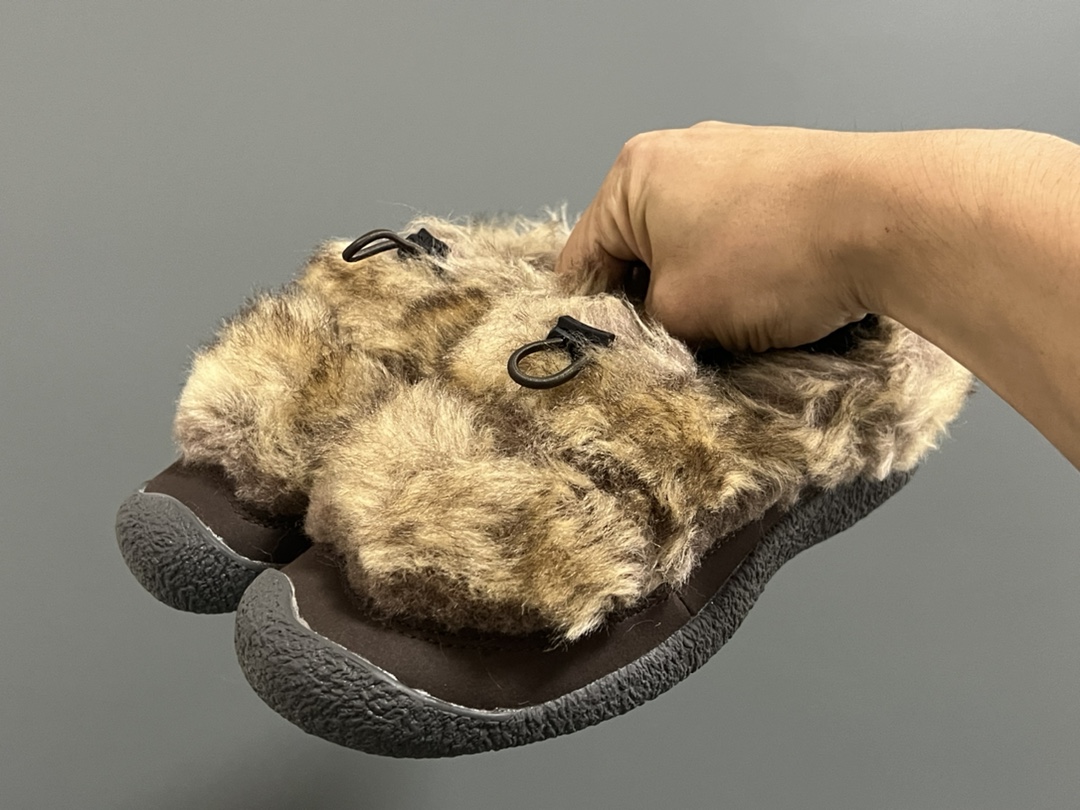 成人款 加绒款KEEN潮牌HOWSER保暖一脚蹬女鞋 KEEN小羊蹄🐑丑萌丑萌滴～ 鞋面采用毛茸茸的羊羔毛/毛毛 摸起来软软糯糯，超舒适❄️ 一脚蹬➕抽绳设计，穿脱方便✌🏻 超软橡胶大底，脚感超舒服☁️ 搭配堆堆袜，日韩系穿搭get✔️ 尺码：35 36 37 38 39-选品中心