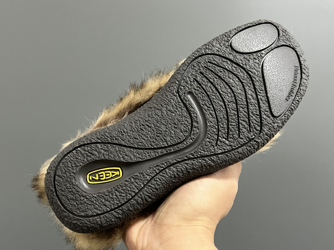 图片[6]-成人款 加绒款KEEN潮牌HOWSER保暖一脚蹬女鞋 KEEN小羊蹄🐑丑萌丑萌滴～ 鞋面采用毛茸茸的羊羔毛/毛毛 摸起来软软糯糯，超舒适❄️ 一脚蹬➕抽绳设计，穿脱方便✌🏻 超软橡胶大底，脚感超舒服☁️ 搭配堆堆袜，日韩系穿搭get✔️ 尺码：35 36 37 38 39-选品中心