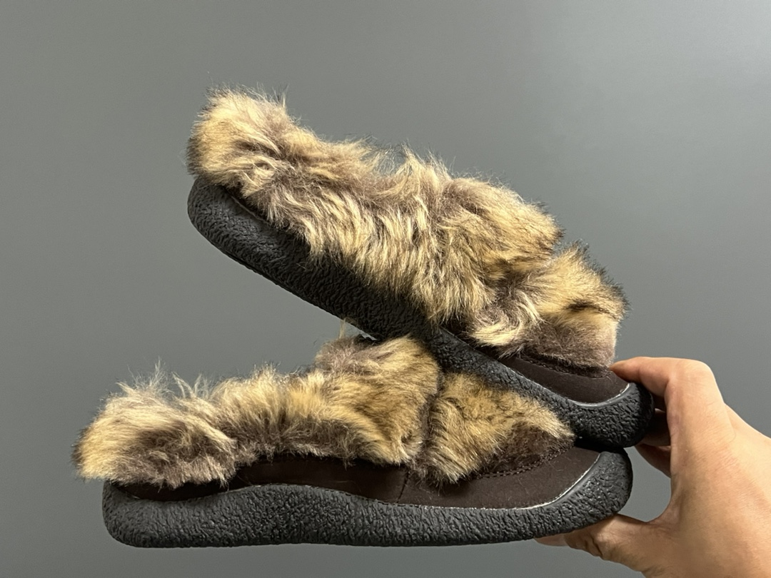 图片[9]-成人款 加绒款KEEN潮牌HOWSER保暖一脚蹬女鞋 KEEN小羊蹄🐑丑萌丑萌滴～ 鞋面采用毛茸茸的羊羔毛/毛毛 摸起来软软糯糯，超舒适❄️ 一脚蹬➕抽绳设计，穿脱方便✌🏻 超软橡胶大底，脚感超舒服☁️ 搭配堆堆袜，日韩系穿搭get✔️ 尺码：35 36 37 38 39-选品中心