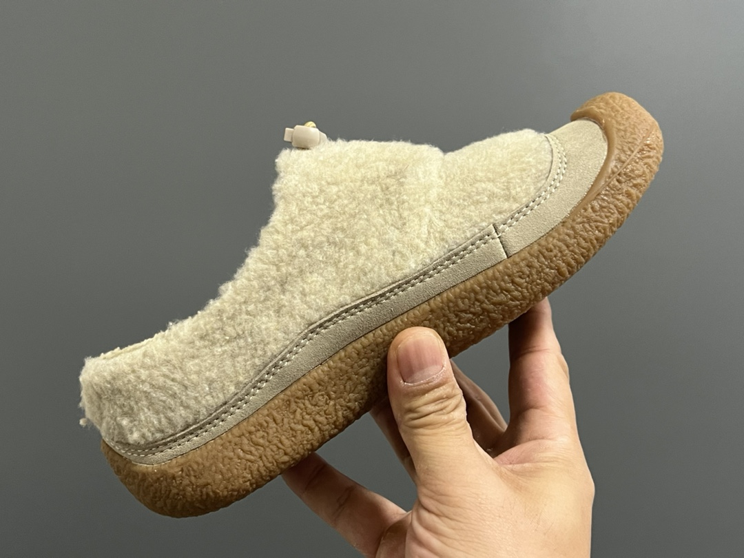 图片[6]-成人款 加绒款KEEN潮牌HOWSER保暖一脚蹬女鞋 KEEN小羊蹄🐑丑萌丑萌滴～ 鞋面采用毛茸茸的羊羔毛/毛毛 摸起来软软糯糯，超舒适❄️ 一脚蹬➕抽绳设计，穿脱方便✌🏻 超软橡胶大底，脚感超舒服☁️ 搭配堆堆袜，日韩系穿搭get✔️ 尺码：35 36 37 38 39-选品中心