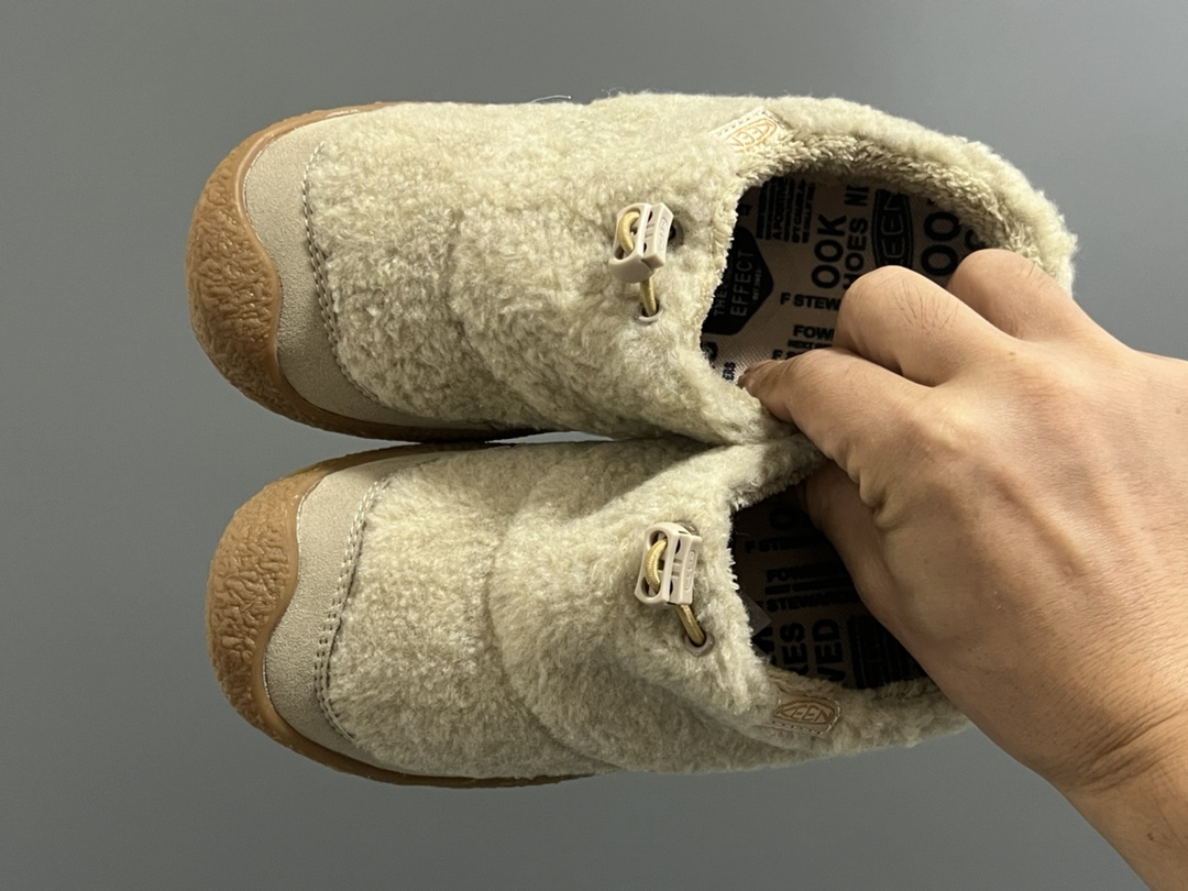 成人款 加绒款KEEN潮牌HOWSER保暖一脚蹬女鞋 KEEN小羊蹄🐑丑萌丑萌滴～ 鞋面采用毛茸茸的羊羔毛/毛毛 摸起来软软糯糯，超舒适❄️ 一脚蹬➕抽绳设计，穿脱方便✌🏻 超软橡胶大底，脚感超舒服☁️ 搭配堆堆袜，日韩系穿搭get✔️ 尺码：35 36 37 38 39-选品中心