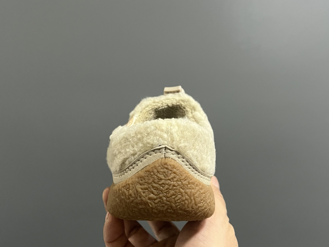 图片[7]-成人款 加绒款KEEN潮牌HOWSER保暖一脚蹬女鞋 KEEN小羊蹄🐑丑萌丑萌滴～ 鞋面采用毛茸茸的羊羔毛/毛毛 摸起来软软糯糯，超舒适❄️ 一脚蹬➕抽绳设计，穿脱方便✌🏻 超软橡胶大底，脚感超舒服☁️ 搭配堆堆袜，日韩系穿搭get✔️ 尺码：35 36 37 38 39-选品中心