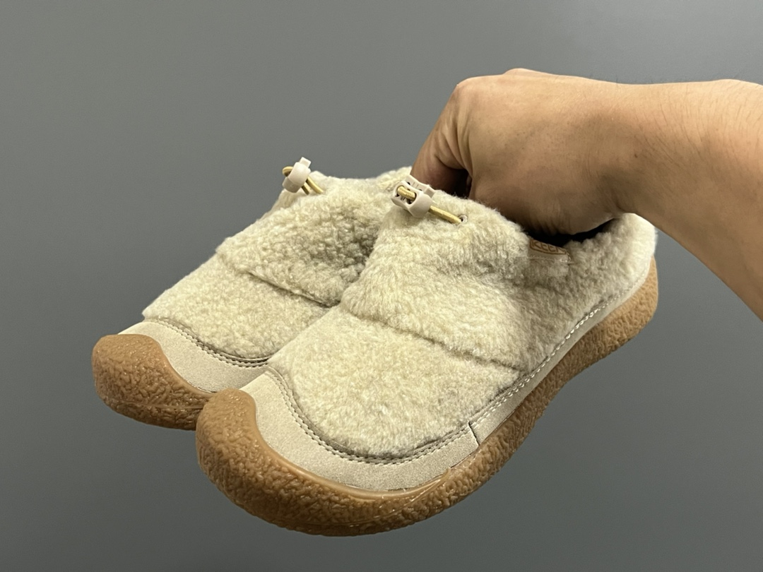 图片[2]-成人款 加绒款KEEN潮牌HOWSER保暖一脚蹬女鞋 KEEN小羊蹄🐑丑萌丑萌滴～ 鞋面采用毛茸茸的羊羔毛/毛毛 摸起来软软糯糯，超舒适❄️ 一脚蹬➕抽绳设计，穿脱方便✌🏻 超软橡胶大底，脚感超舒服☁️ 搭配堆堆袜，日韩系穿搭get✔️ 尺码：35 36 37 38 39-选品中心