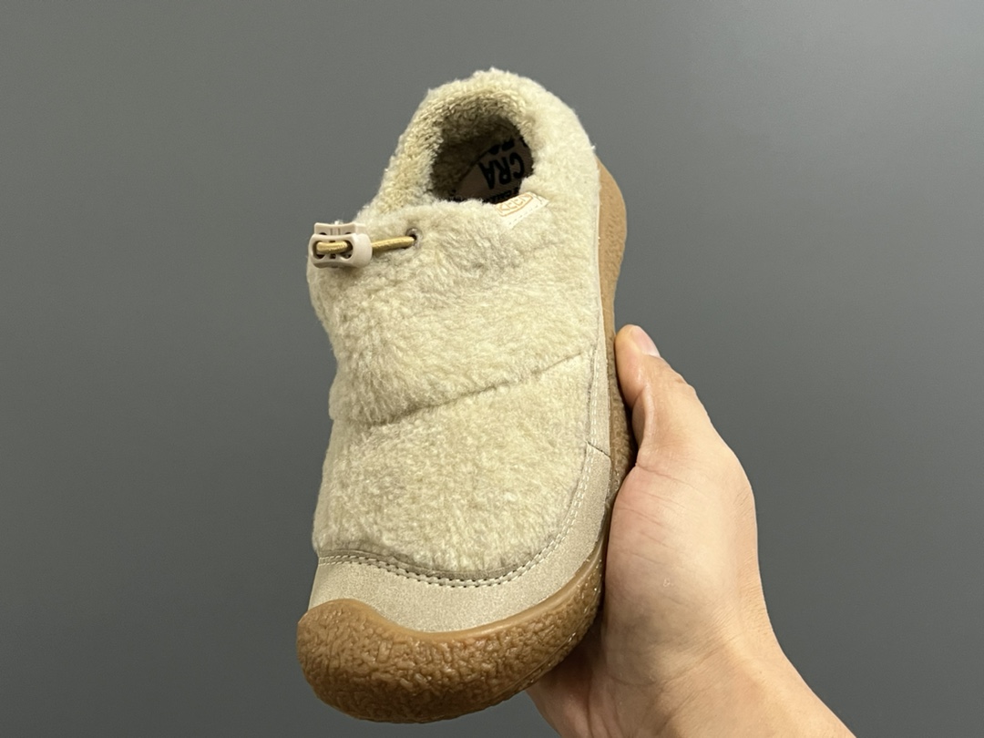 图片[3]-成人款 加绒款KEEN潮牌HOWSER保暖一脚蹬女鞋 KEEN小羊蹄🐑丑萌丑萌滴～ 鞋面采用毛茸茸的羊羔毛/毛毛 摸起来软软糯糯，超舒适❄️ 一脚蹬➕抽绳设计，穿脱方便✌🏻 超软橡胶大底，脚感超舒服☁️ 搭配堆堆袜，日韩系穿搭get✔️ 尺码：35 36 37 38 39-选品中心