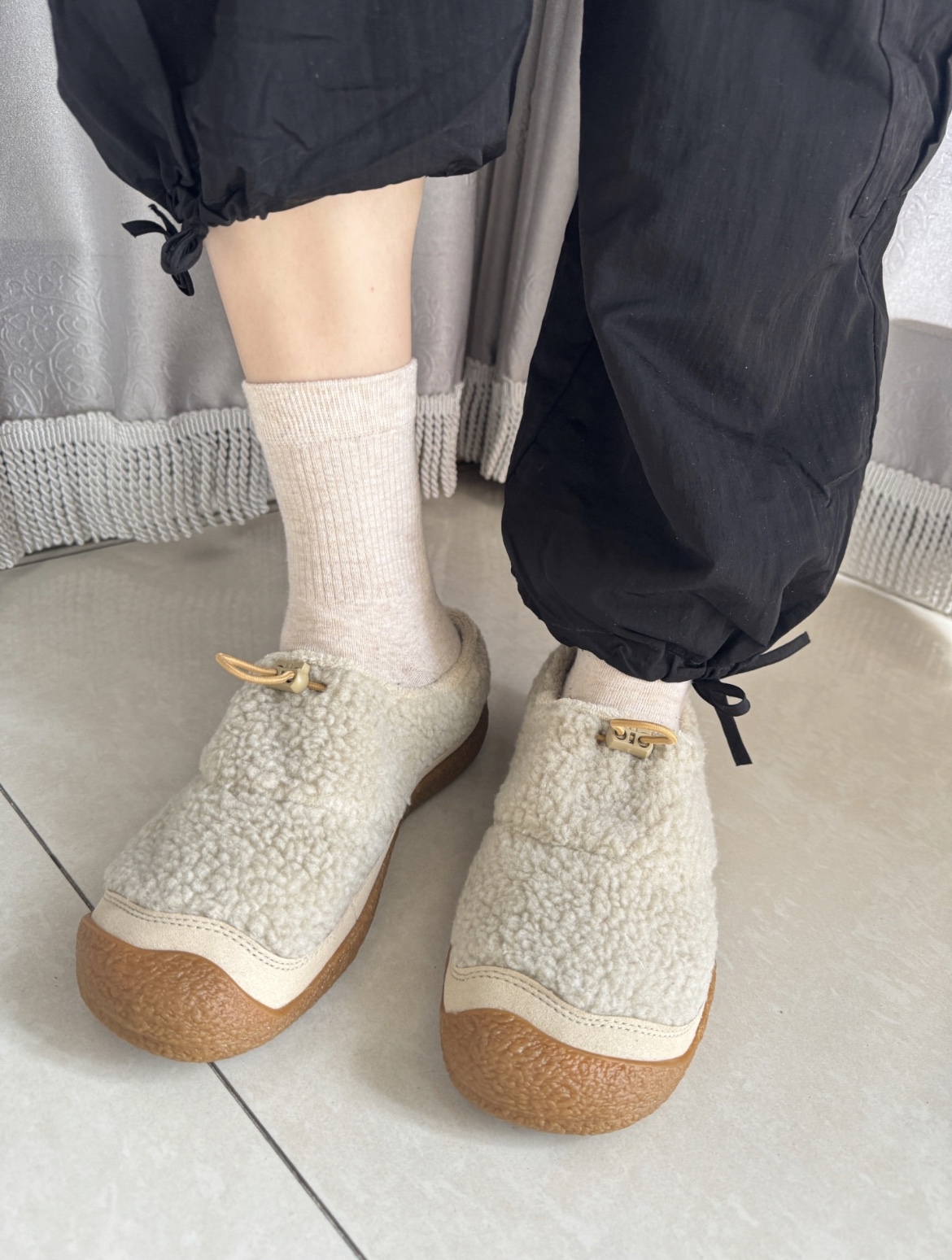 图片[7]-成人款 加绒款KEEN潮牌HOWSER保暖一脚蹬女鞋 KEEN小羊蹄🐑丑萌丑萌滴～ 鞋面采用毛茸茸的羊羔毛/毛毛 摸起来软软糯糯，超舒适❄️ 一脚蹬➕抽绳设计，穿脱方便✌🏻 超软橡胶大底，脚感超舒服☁️ 搭配堆堆袜，日韩系穿搭get✔️ 尺码：35 36 37 38 39-选品中心