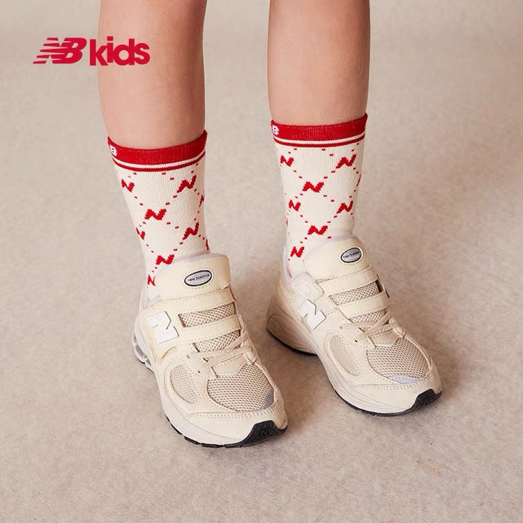 图片[8]-专柜版加绒牛B新款2002魔术贴松紧带儿童运动鞋 尺码：26-37码 全网正确版NB系列🆕 加绒内里，保暖又舒适❄️ 魔术贴➕松紧带设计，穿脱超方便✌🏻 原装橡胶耐磨防滑大底，脚感超赞👍🏻-选品中心