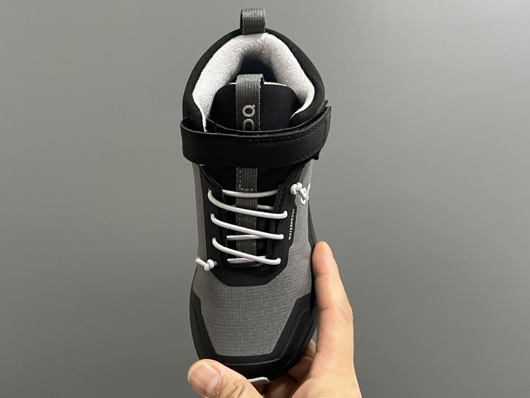 图片[7]-加绒 昂跑秋冬新款中帮儿童运动鞋 尺码：26-37码 小众的昂跑系列On🔥 超轻超软的云朵大底 魔术贴➕松紧带设计，穿脱超方便✌🏻 中帮款式，保护稚嫩脚踝🦶 橡胶耐磨防滑大底，脚感不言而喻☁️-选品中心