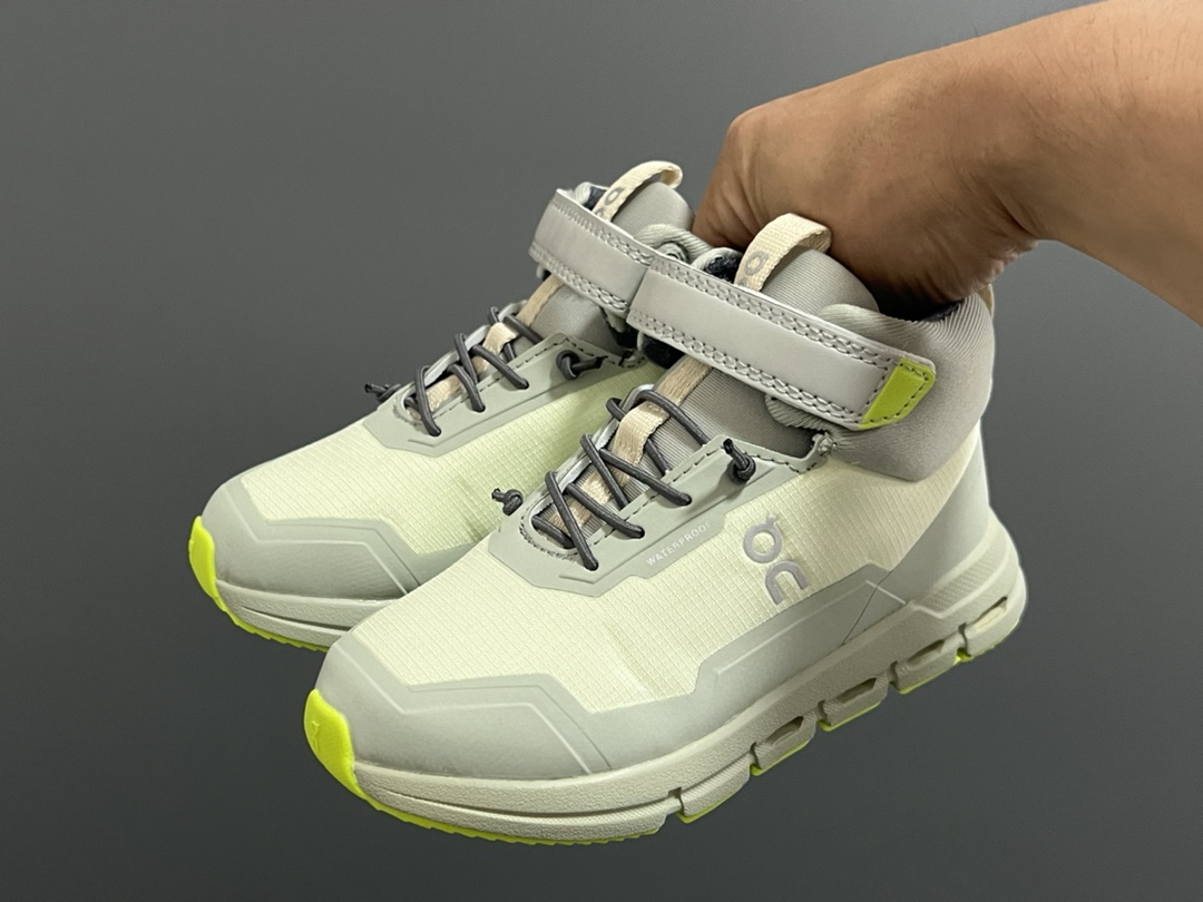 图片[2]-加绒 昂跑秋冬新款中帮儿童运动鞋 尺码：26-37码 小众的昂跑系列On🔥 超轻超软的云朵大底 魔术贴➕松紧带设计，穿脱超方便✌🏻 中帮款式，保护稚嫩脚踝🦶 橡胶耐磨防滑大底，脚感不言而喻☁️-选品中心