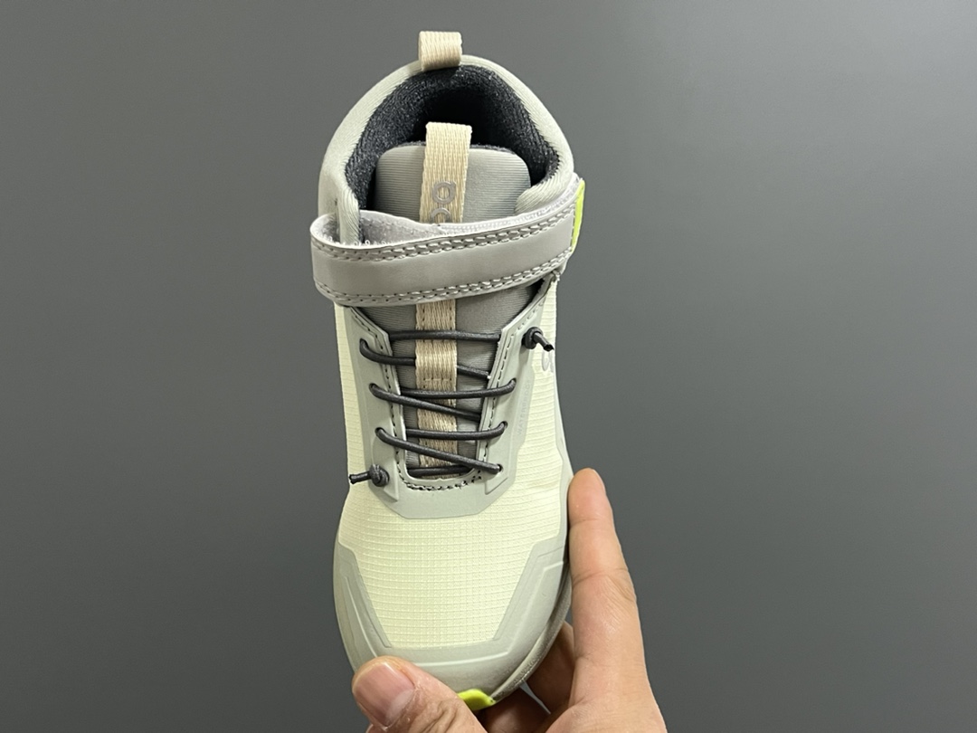 图片[8]-加绒 昂跑秋冬新款中帮儿童运动鞋 尺码：26-37码 小众的昂跑系列On🔥 超轻超软的云朵大底 魔术贴➕松紧带设计，穿脱超方便✌🏻 中帮款式，保护稚嫩脚踝🦶 橡胶耐磨防滑大底，脚感不言而喻☁️-选品中心