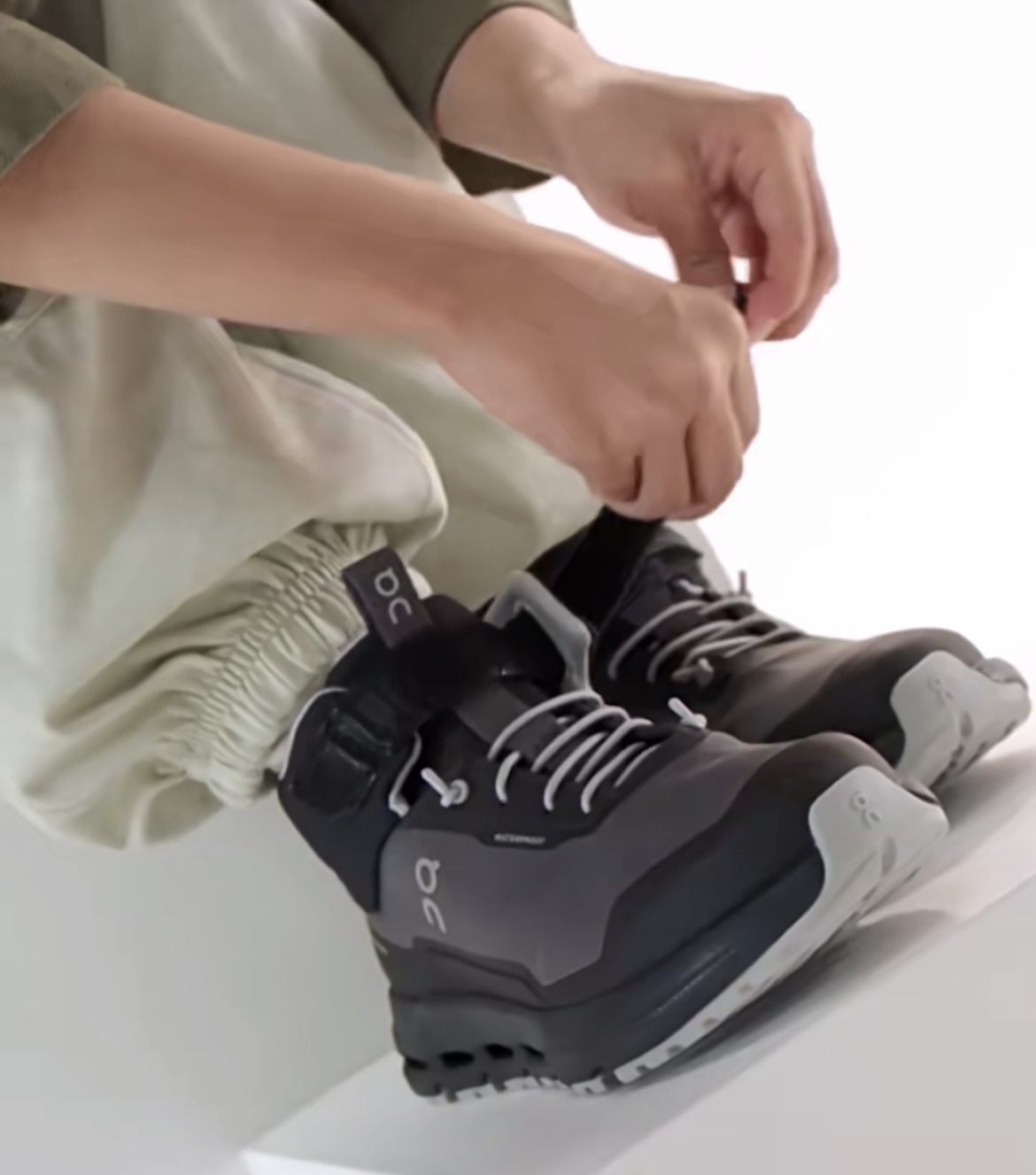 图片[7]-昂跑秋冬新款中帮儿童运动鞋 尺码：26-37码 小众的昂跑系列On🔥 超轻超软的云朵大底 魔术贴➕松紧带设计，穿脱超方便✌🏻 中帮款式，保护稚嫩脚踝🦶 橡胶耐磨防滑大底，脚感不言而喻☁️-选品中心