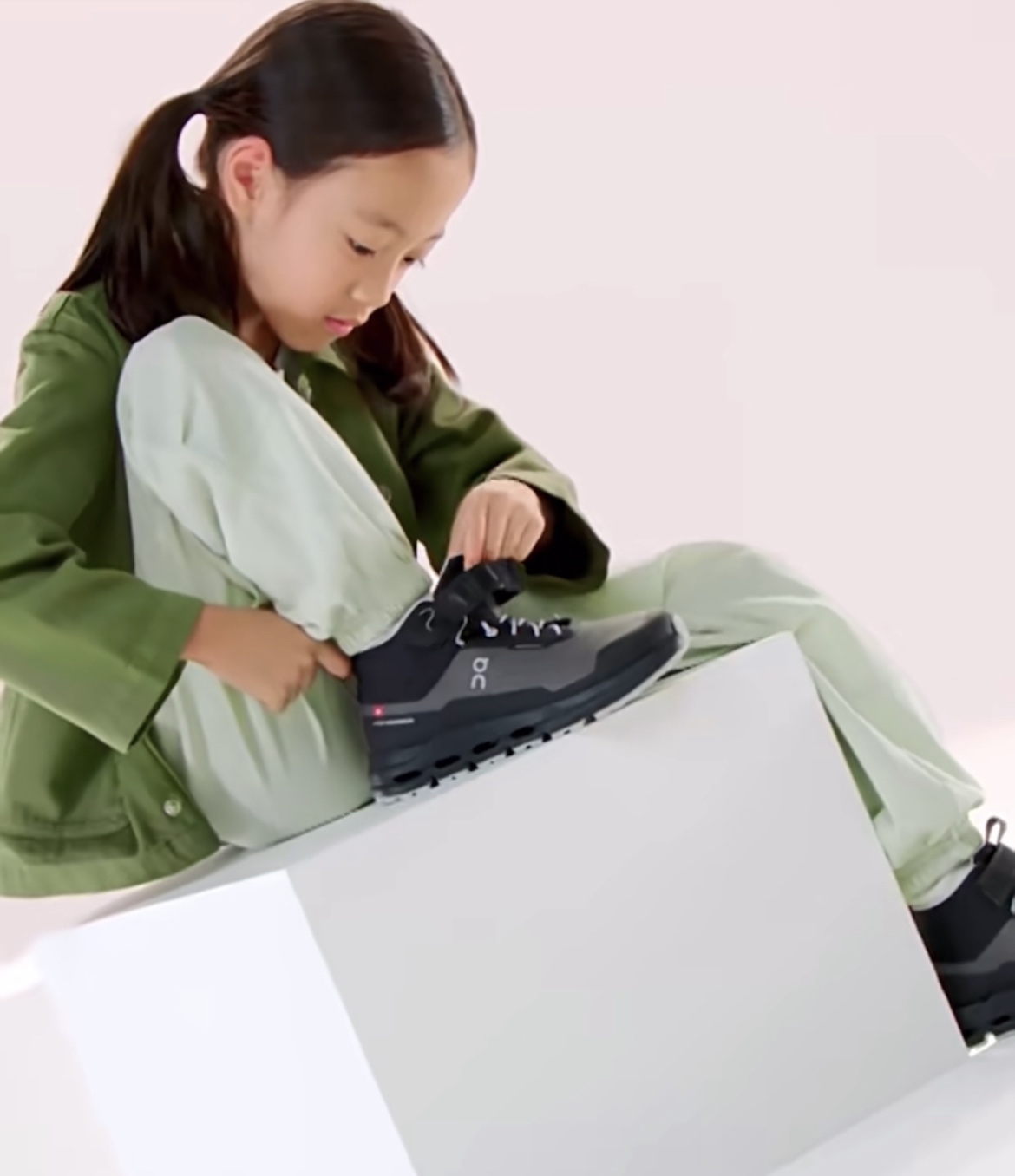 图片[8]-昂跑秋冬新款中帮儿童运动鞋 尺码：26-37码 小众的昂跑系列On🔥 超轻超软的云朵大底 魔术贴➕松紧带设计，穿脱超方便✌🏻 中帮款式，保护稚嫩脚踝🦶 橡胶耐磨防滑大底，脚感不言而喻☁️-选品中心