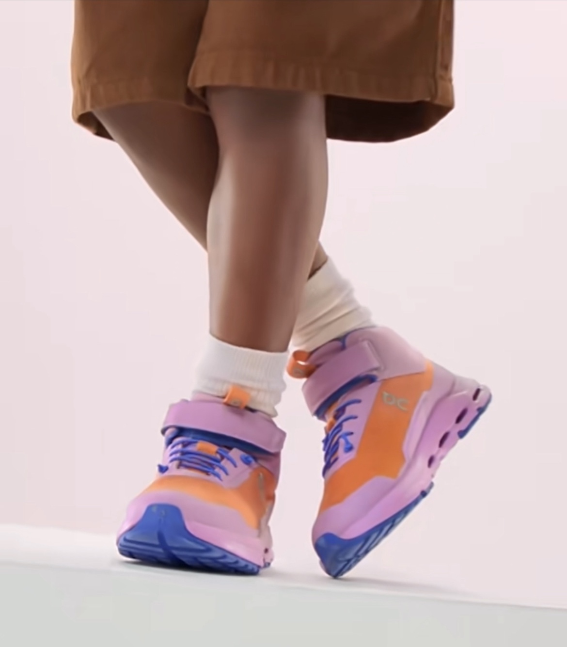 图片[9]-昂跑秋冬新款中帮儿童运动鞋 尺码：26-37码 小众的昂跑系列On🔥 超轻超软的云朵大底 魔术贴➕松紧带设计，穿脱超方便✌🏻 中帮款式，保护稚嫩脚踝🦶 橡胶耐磨防滑大底，脚感不言而喻☁️-选品中心