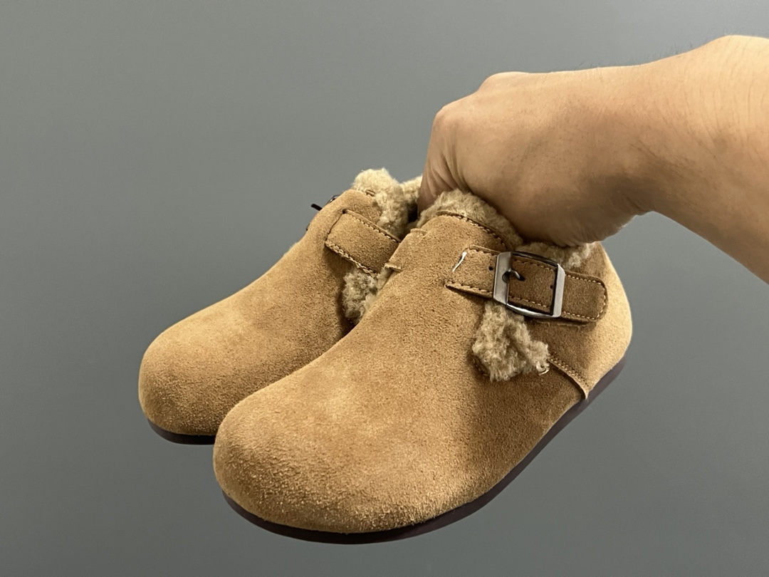 加绒勃肯儿童魔术贴保暖棉鞋 尺码：26-37码 超萌的勃肯系列🔥 魔术贴设计，穿脱方便✌🏻 加绒保暖内里，保暖又舒适❄️ 耐磨防滑大底，脚感不言而喻✌🏻-选品中心