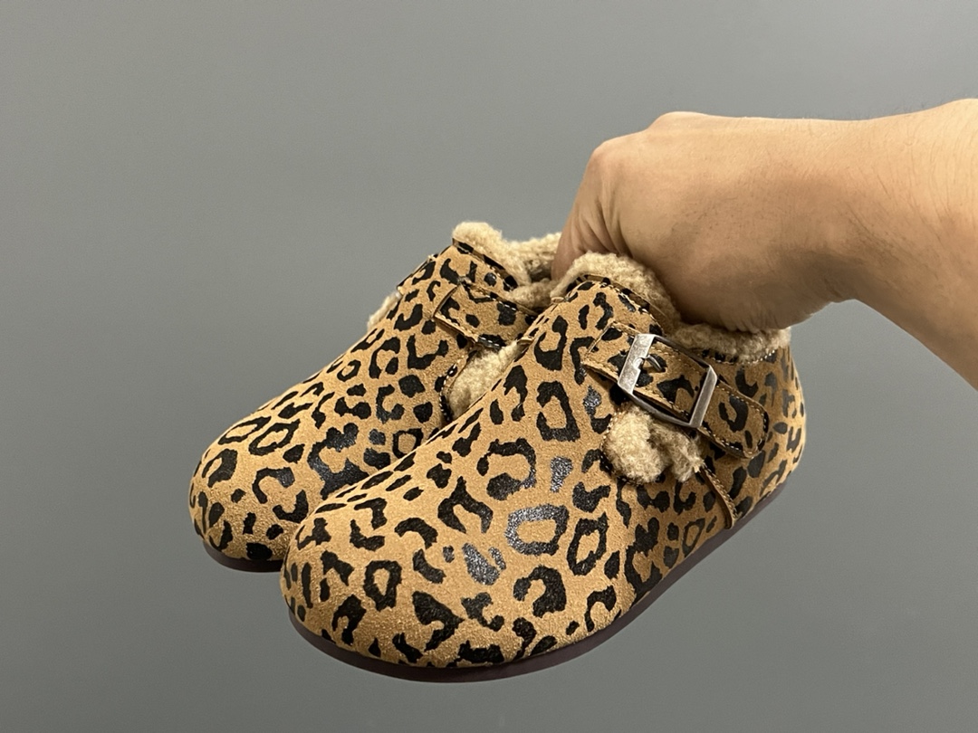 加绒勃肯儿童魔术贴保暖棉鞋 尺码：26-37码 超萌的勃肯系列🔥 魔术贴设计，穿脱方便✌🏻 加绒保暖内里，保暖又舒适❄️ 耐磨防滑大底，脚感不言而喻✌🏻-选品中心