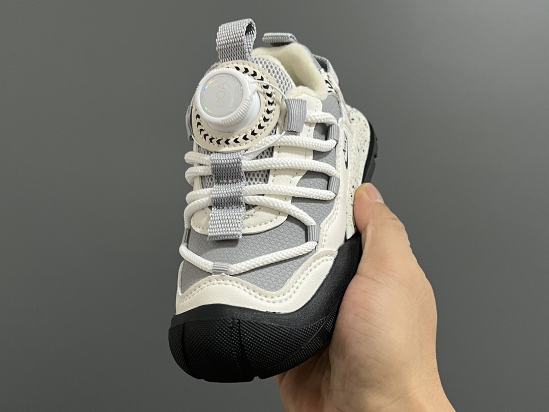 图片[3]-加绒款NK ACG轮胎底锁扣儿童运动鞋 尺码：27-37码 加绒内里，保暖又舒适❄️ 精致锁扣，质感超赞👍🏻 橡胶包头耐磨防滑大底✌🏻 优质皮料鞋面拼接☁️-选品中心