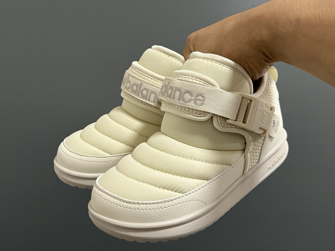 加绒NB中帮卡扣防风儿童雪地靴 尺码：24-39码 加绒款NB中帮系列❄️ 内里加绒，保暖又舒适☁️ 卡扣设计，穿脱超方便✌🏻 耐磨防滑大底，脚感超赞👍🏻-选品中心