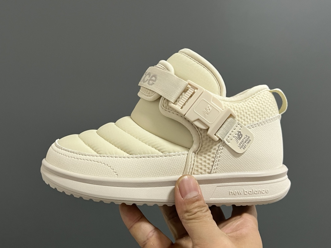 图片[4]-加绒NB中帮卡扣防风儿童雪地靴 尺码：24-39码 加绒款NB中帮系列❄️ 内里加绒，保暖又舒适☁️ 卡扣设计，穿脱超方便✌🏻 耐磨防滑大底，脚感超赞👍🏻-选品中心