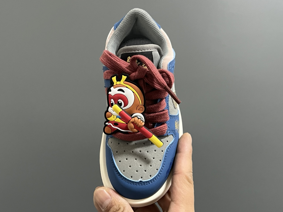 图片[8]-低帮联名卡通魔术贴儿童篮球鞋 尺码：26-37码 经典S比低帮款式🆕 可爱的悟空挂件，金箍棒可以旋转的哦✔️ 魔术贴设计，穿脱方便✌🏻-选品中心