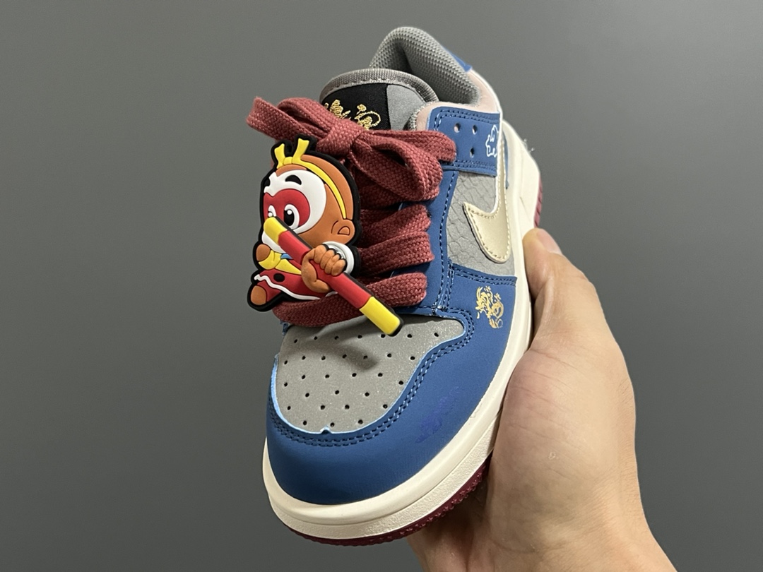 图片[3]-低帮联名卡通魔术贴儿童篮球鞋 尺码：26-37码 经典S比低帮款式🆕 可爱的悟空挂件，金箍棒可以旋转的哦✔️ 魔术贴设计，穿脱方便✌🏻-选品中心