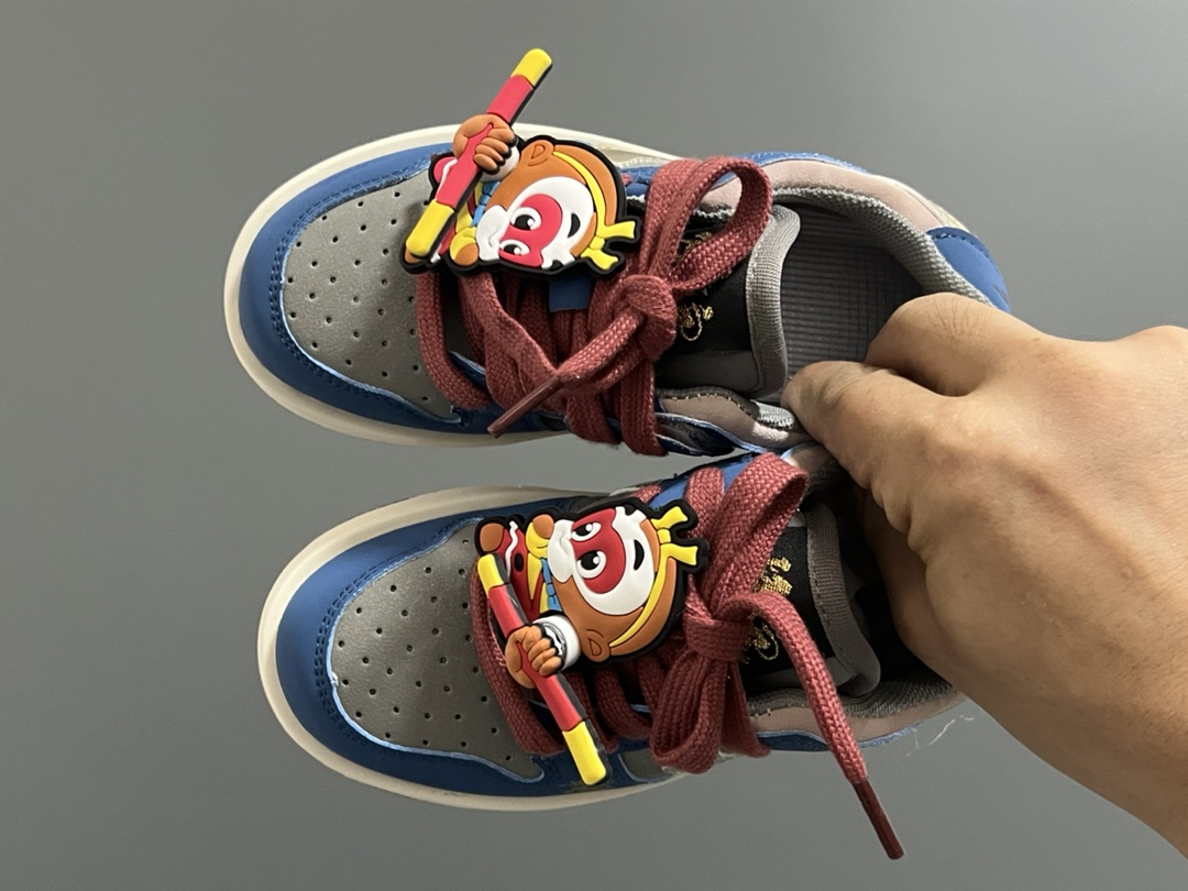 低帮联名卡通魔术贴儿童篮球鞋 尺码：26-37码 经典S比低帮款式🆕 可爱的悟空挂件，金箍棒可以旋转的哦✔️ 魔术贴设计，穿脱方便✌🏻-选品中心