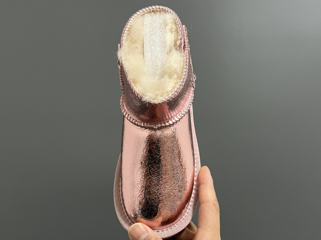 图片[8]-UGG皮毛一体侧贴魔术贴儿童雪地靴 尺码：25-35码 经典UGG雪地靴❄️ 优质皮料拼接，质感满满💯 魔术贴设计，穿脱方便✌🏻 橡胶耐磨防滑大底，脚感超赞👍🏻-选品中心