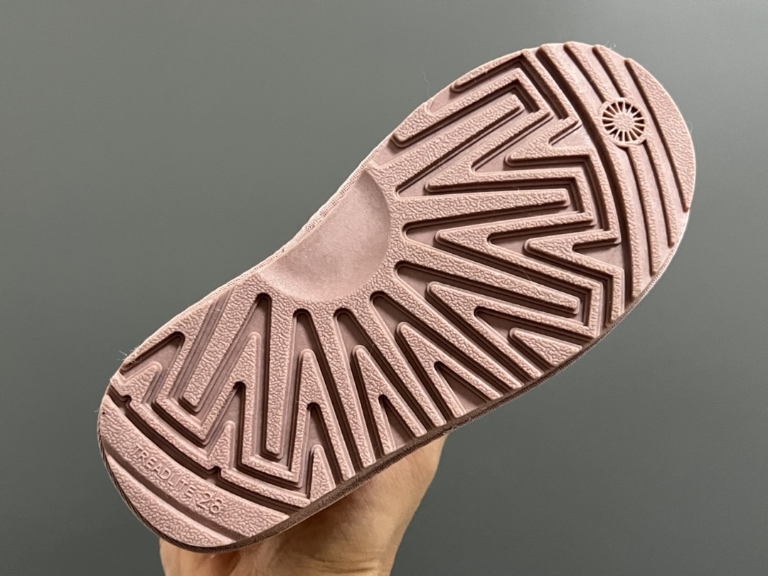 图片[5]-UGG皮毛一体侧贴魔术贴儿童雪地靴 尺码：25-35码 经典UGG雪地靴❄️ 优质皮料拼接，质感满满💯 魔术贴设计，穿脱方便✌🏻 橡胶耐磨防滑大底，脚感超赞👍🏻-选品中心