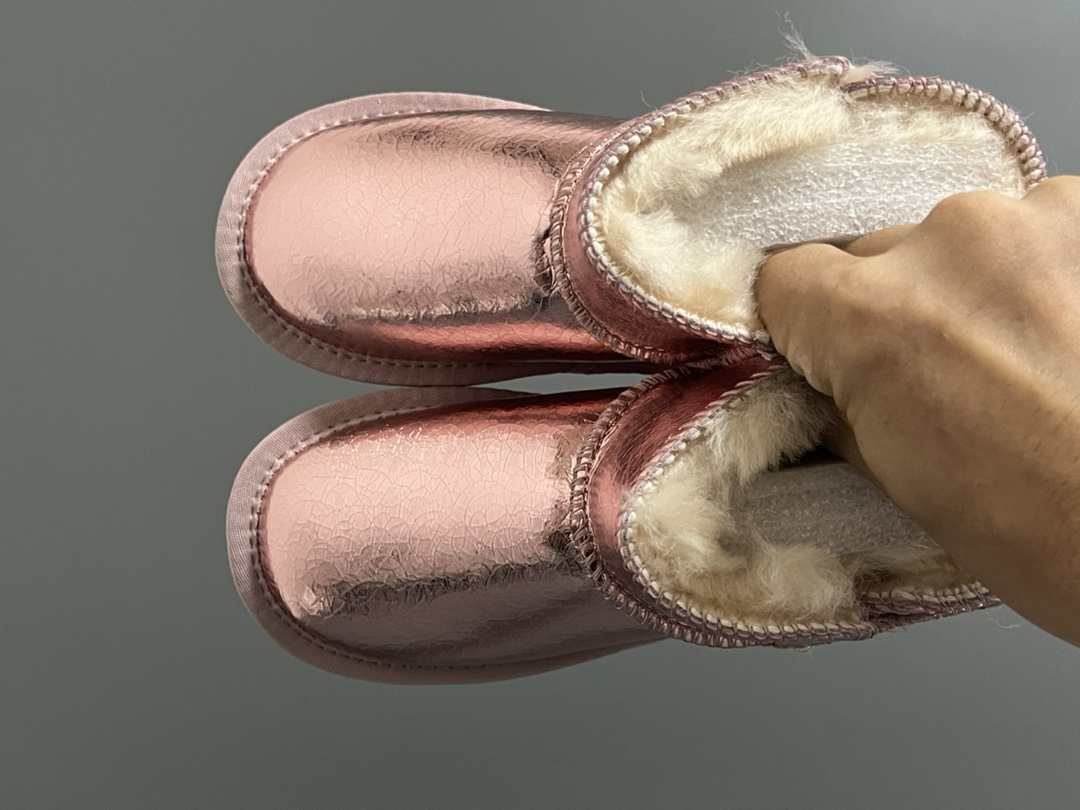 UGG皮毛一体侧贴魔术贴儿童雪地靴 尺码：25-35码 经典UGG雪地靴❄️ 优质皮料拼接，质感满满💯 魔术贴设计，穿脱方便✌🏻 橡胶耐磨防滑大底，脚感超赞👍🏻-选品中心