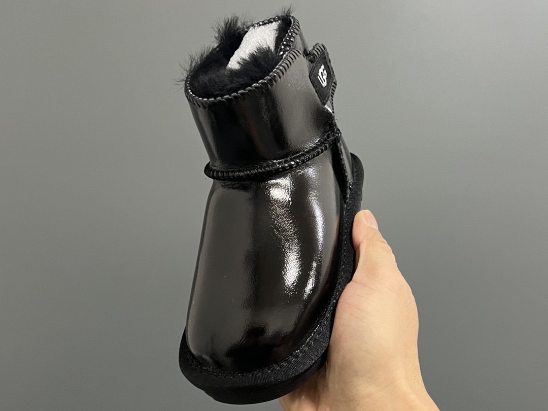 图片[3]-UGG皮毛一体侧贴魔术贴儿童雪地靴 尺码：25-35码 经典UGG雪地靴❄️ 优质皮料拼接，质感满满💯 魔术贴设计，穿脱方便✌🏻 橡胶耐磨防滑大底，脚感超赞👍🏻-选品中心