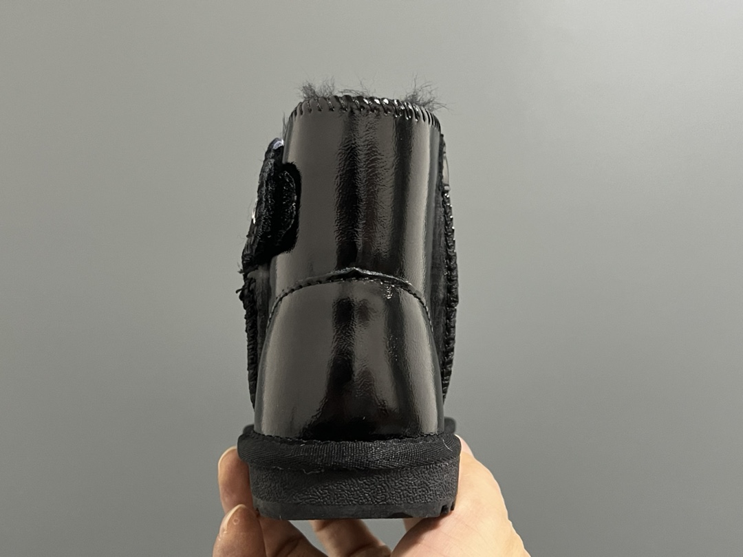 图片[8]-UGG皮毛一体侧贴魔术贴儿童雪地靴 尺码：25-35码 经典UGG雪地靴❄️ 优质皮料拼接，质感满满💯 魔术贴设计，穿脱方便✌🏻 橡胶耐磨防滑大底，脚感超赞👍🏻-选品中心