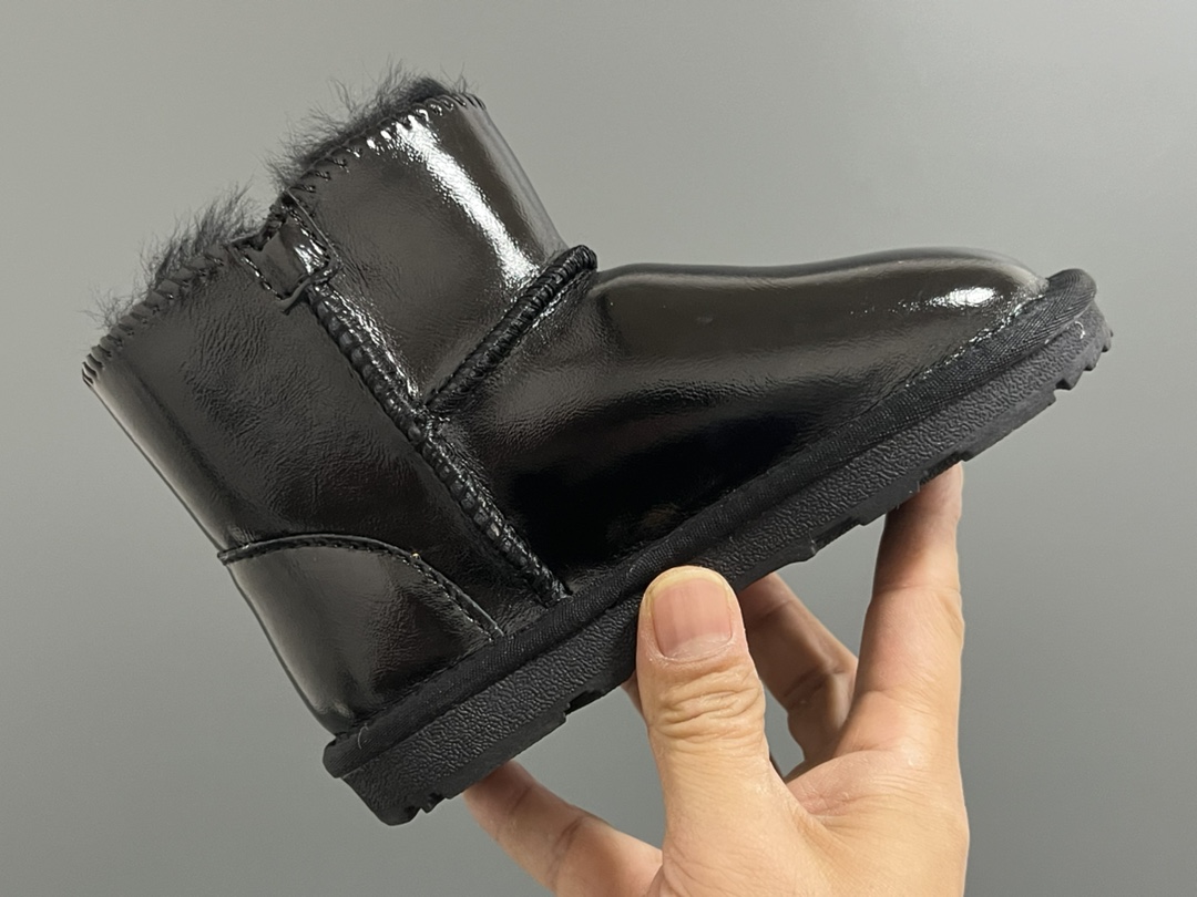 图片[7]-UGG皮毛一体侧贴魔术贴儿童雪地靴 尺码：25-35码 经典UGG雪地靴❄️ 优质皮料拼接，质感满满💯 魔术贴设计，穿脱方便✌🏻 橡胶耐磨防滑大底，脚感超赞👍🏻-选品中心