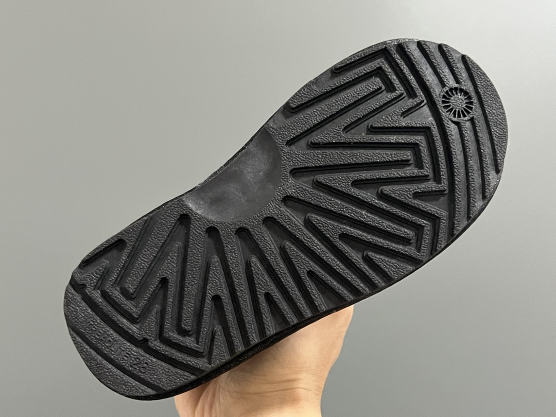 图片[5]-UGG皮毛一体侧贴魔术贴儿童雪地靴 尺码：25-35码 经典UGG雪地靴❄️ 优质皮料拼接，质感满满💯 魔术贴设计，穿脱方便✌🏻 橡胶耐磨防滑大底，脚感超赞👍🏻-选品中心