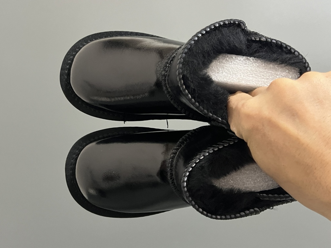 图片[2]-UGG皮毛一体侧贴魔术贴儿童雪地靴 尺码：25-35码 经典UGG雪地靴❄️ 优质皮料拼接，质感满满💯 魔术贴设计，穿脱方便✌🏻 橡胶耐磨防滑大底，脚感超赞👍🏻-选品中心