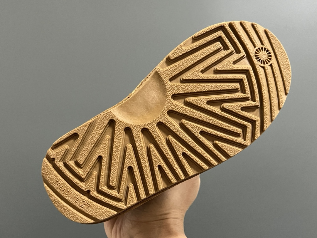 图片[7]-UGG皮毛一体侧贴魔术贴儿童雪地靴 尺码：25-35码 经典UGG雪地靴❄️ 优质皮料拼接，质感满满💯 魔术贴设计，穿脱方便✌🏻 橡胶耐磨防滑大底，脚感超赞👍🏻-选品中心