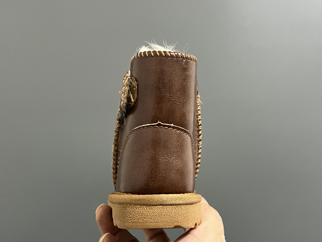 图片[5]-UGG皮毛一体侧贴魔术贴儿童雪地靴 尺码：25-35码 经典UGG雪地靴❄️ 优质皮料拼接，质感满满💯 魔术贴设计，穿脱方便✌🏻 橡胶耐磨防滑大底，脚感超赞👍🏻-选品中心