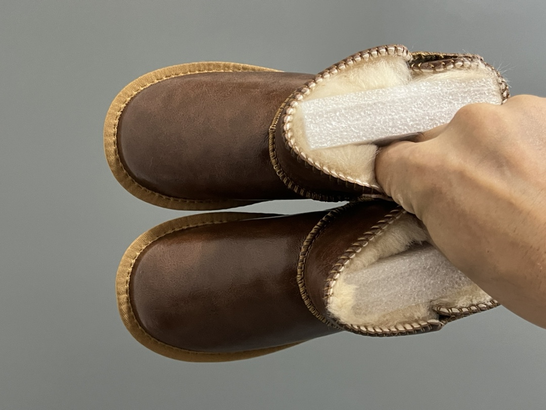 UGG皮毛一体侧贴魔术贴儿童雪地靴 尺码：25-35码 经典UGG雪地靴❄️ 优质皮料拼接，质感满满💯 魔术贴设计，穿脱方便✌🏻 橡胶耐磨防滑大底，脚感超赞👍🏻-选品中心