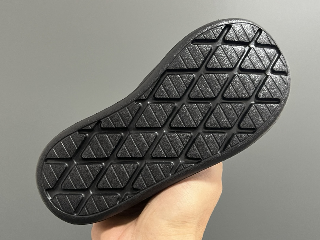 图片[5]-A家360度面包绒儿童一脚蹬运动鞋 尺码：22-35码 经典Adidas面包一脚蹬系列🆕 耐磨防滑大底，脚感超赞👍🏻 内里绒布填充，保暖又舒适☁️-选品中心