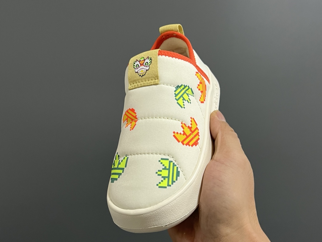 图片[3]-A家360度面包绒儿童一脚蹬运动鞋 尺码：22-35码 经典Adidas面包一脚蹬系列🆕 耐磨防滑大底，脚感超赞👍🏻 内里绒布填充，保暖又舒适☁️-选品中心