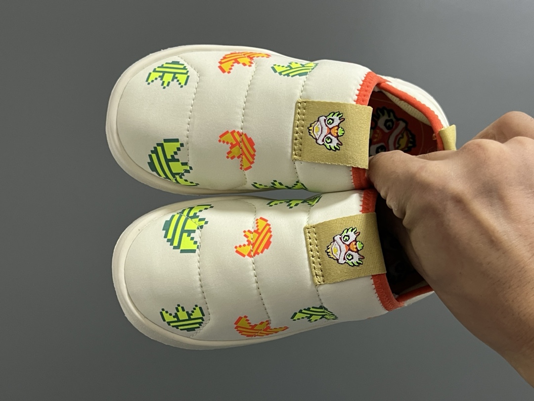 A家360度面包绒儿童一脚蹬运动鞋 尺码：22-35码 经典Adidas面包一脚蹬系列🆕 耐磨防滑大底，脚感超赞👍🏻 内里绒布填充，保暖又舒适☁️-选品中心