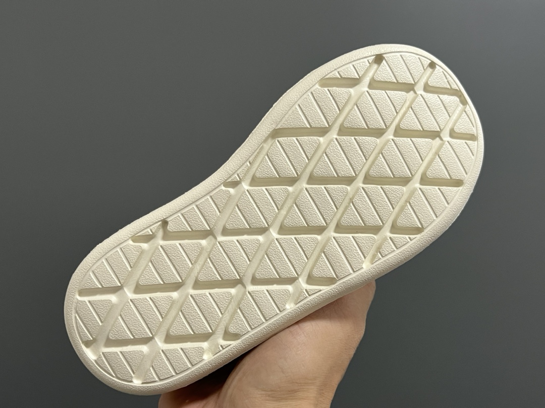 图片[8]-A家360度面包绒儿童一脚蹬运动鞋 尺码：22-35码 经典Adidas面包一脚蹬系列🆕 耐磨防滑大底，脚感超赞👍🏻 内里绒布填充，保暖又舒适☁️-选品中心